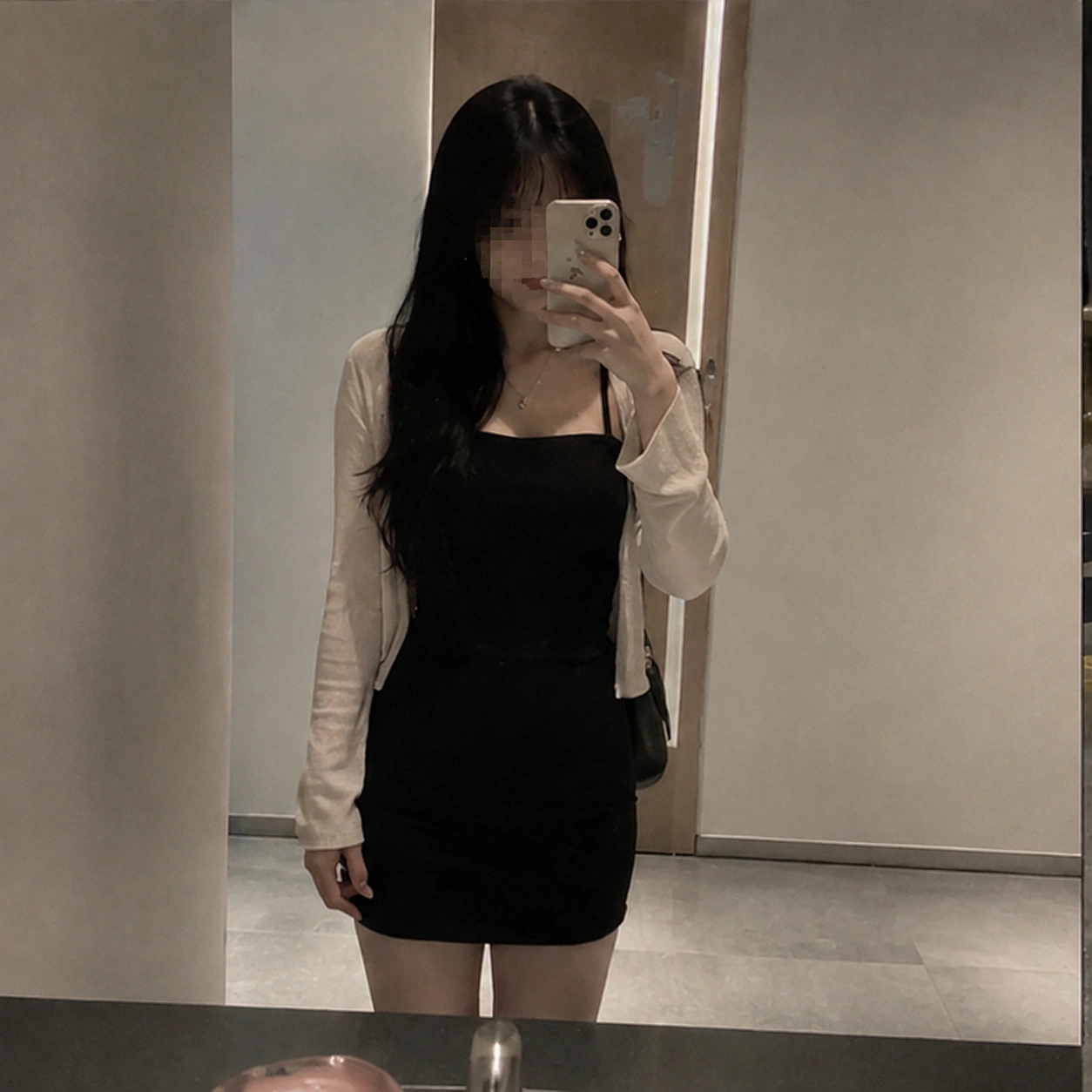Thai massage therapist arriving for a Korea outcall massage